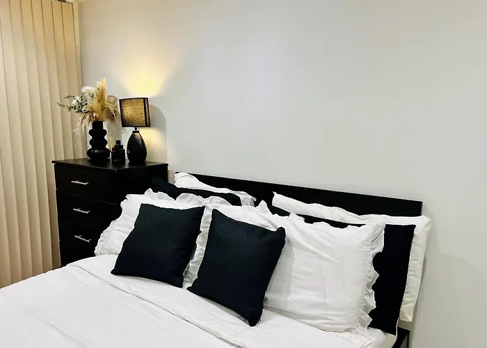 Canary Luxury Modern 1 Bedroom Apartment
