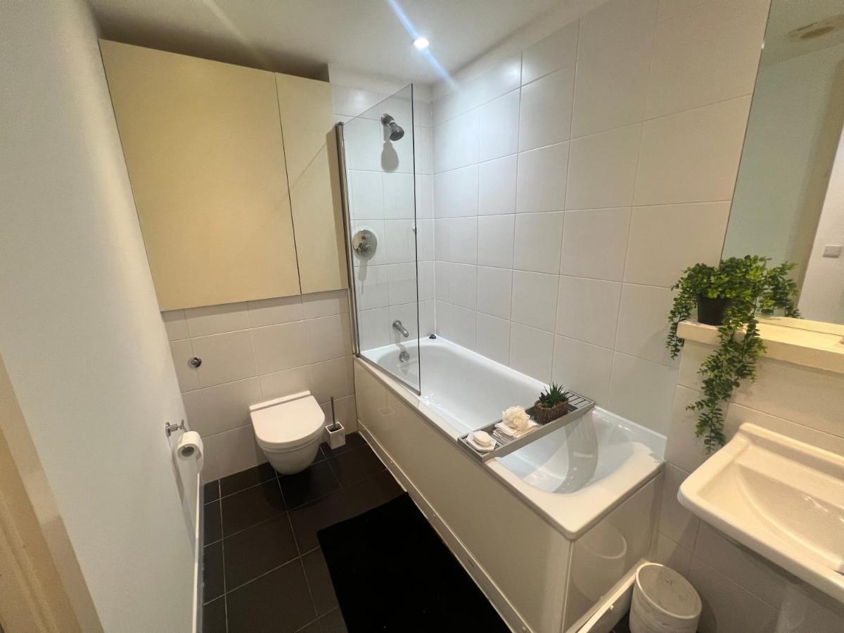 Canary Luxury Modern 1 Bedroom Apartment *